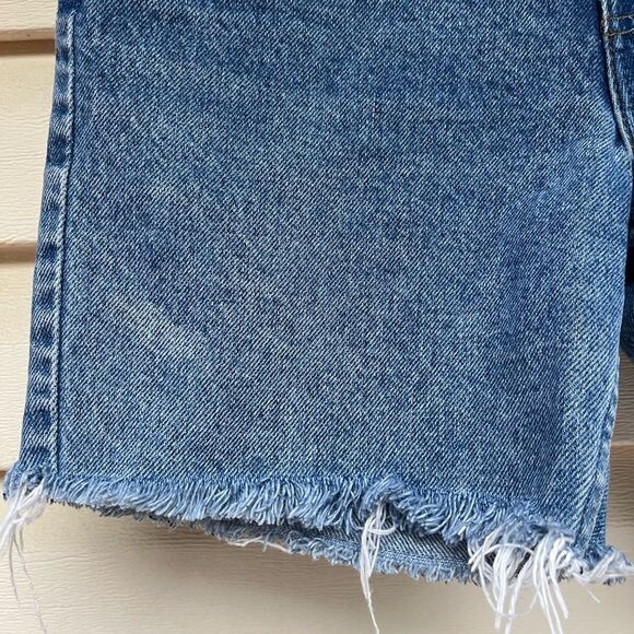 Levi’s blue denim shorts, front pockets, zipper closure, hem fringes, 25 - Picture 7 of 7